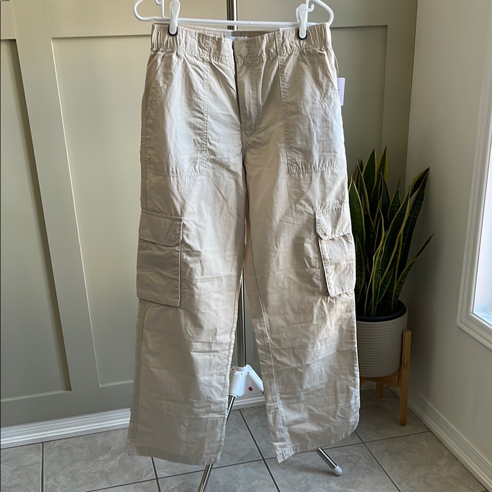 (NWT) Ardene - Women’s Regular Rise Cargo Parachute Pants, Beige, Size M